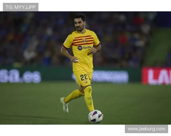 足球明星小辫子背后的故事与成就揭秘,探讨他如何影响足球界与年轻球员成长